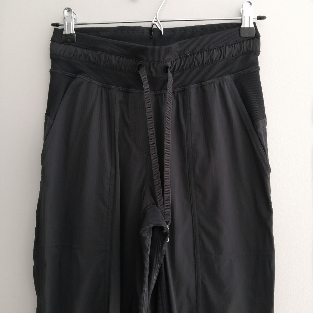 2023 Lululemon Dance Studio Crop Pants 25 Inch Cinch Hems in Black Size 2 - Picture 3 of 13